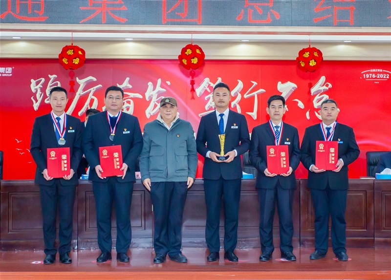 市派“紅領書記”寧云龍頒發先進黨支部和優秀共產黨員獎