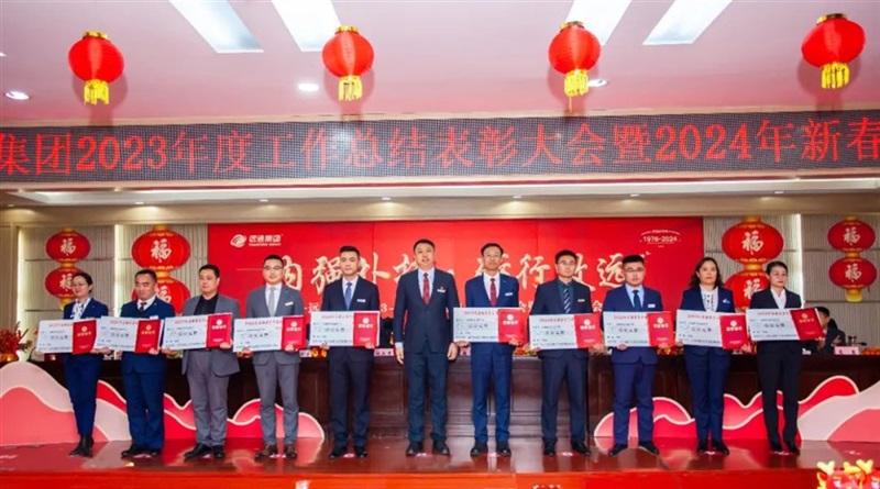 集團副總裁武強  為金融業務先進單位頒獎