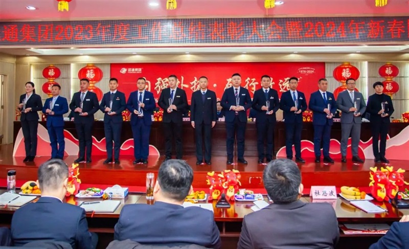 后市場營管中心總經理單剛  為后市場運營突出貢獻獎頒獎