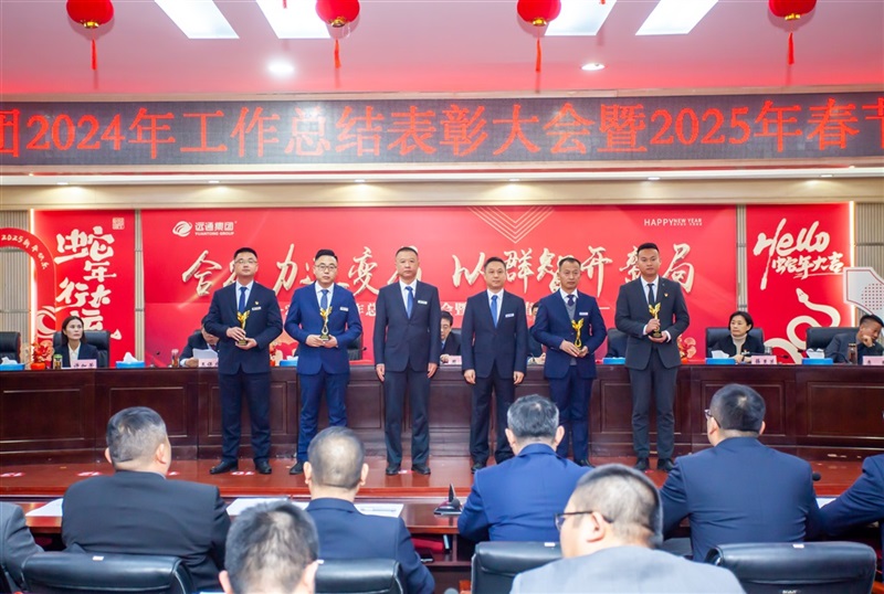 集團(tuán)高級(jí)總監(jiān)單剛、李峰為續(xù)保最佳表現(xiàn)獎(jiǎng)網(wǎng)格化服務(wù)最佳表現(xiàn)獎(jiǎng)、信貸最佳表現(xiàn)獎(jiǎng)、后市場(chǎng)最佳表現(xiàn)獎(jiǎng)?lì)C獎(jiǎng)7